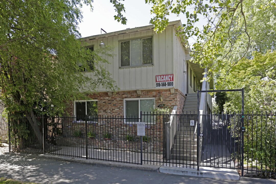 2410 Q St in Sacramento, CA - Building Photo