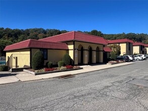 2 Granada Crescent in White Plains, NY - Building Photo - Building Photo