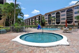 1011 Anglers Cove in Marco Island, FL - Foto de edificio - Building Photo