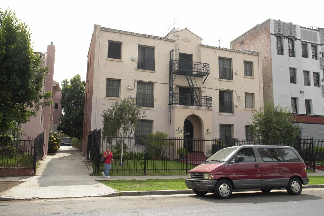 246 S Kenmore Ave in Los Angeles, CA - Building Photo