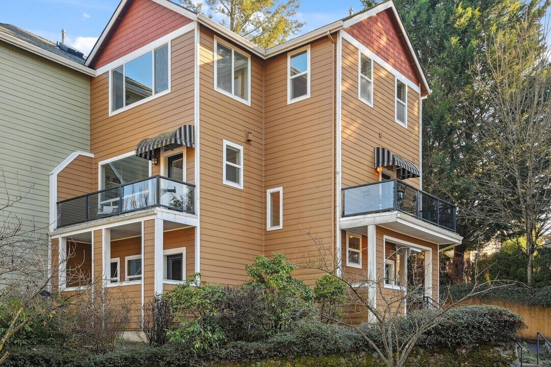 6526 SW Capitol Hwy in Portland, OR - Building Photo