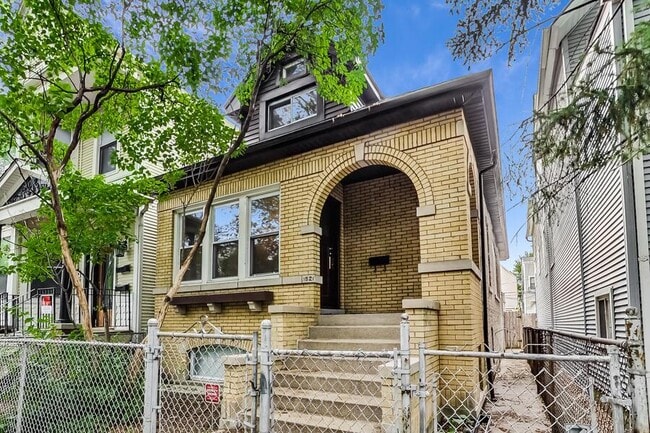 property at 1521 W Nelson St