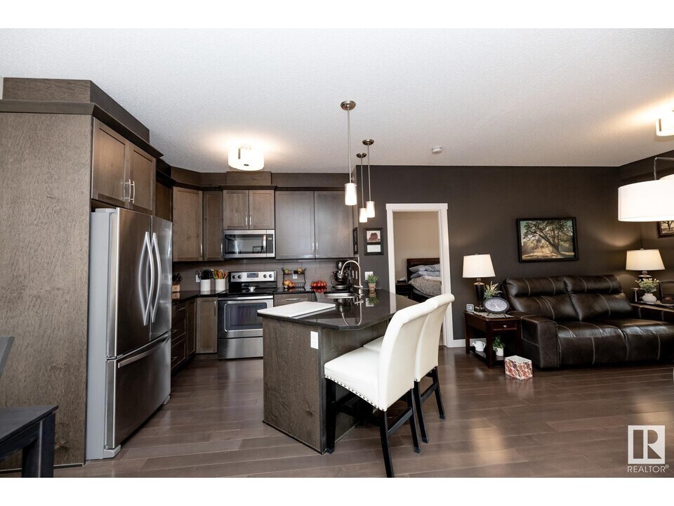 2207-2207 44 Ave NW in Edmonton, AB - Building Photo