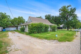 111 W Atchley Ave, Unit B in Alvarado, TX - Building Photo - Building Photo