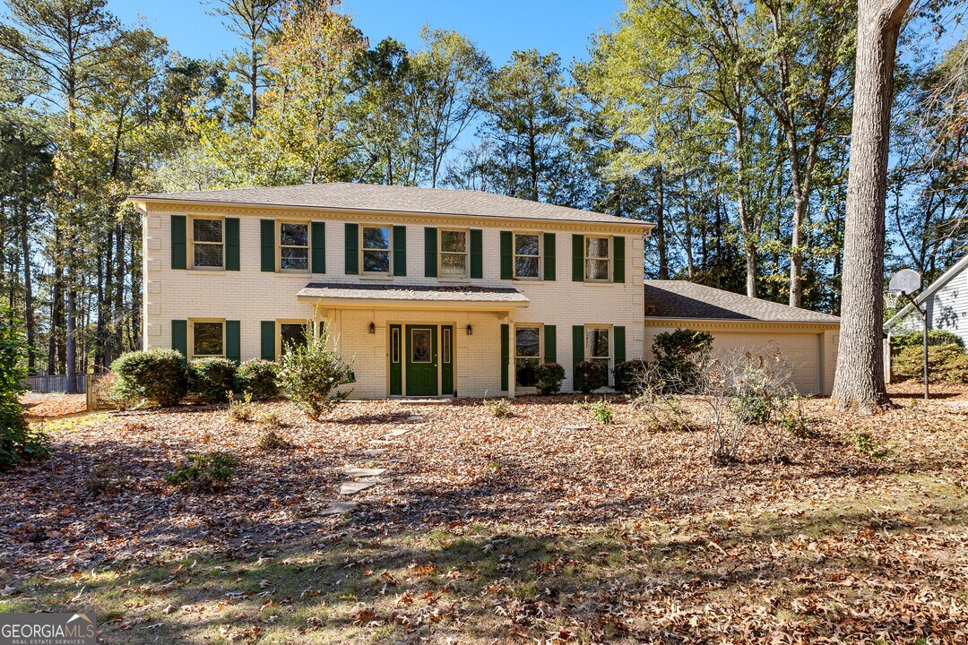 110 Lakeside Dr in Peachtree City, GA - Foto de edificio