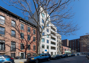 355 E 19th St in New York, NY - Foto de edificio - Building Photo