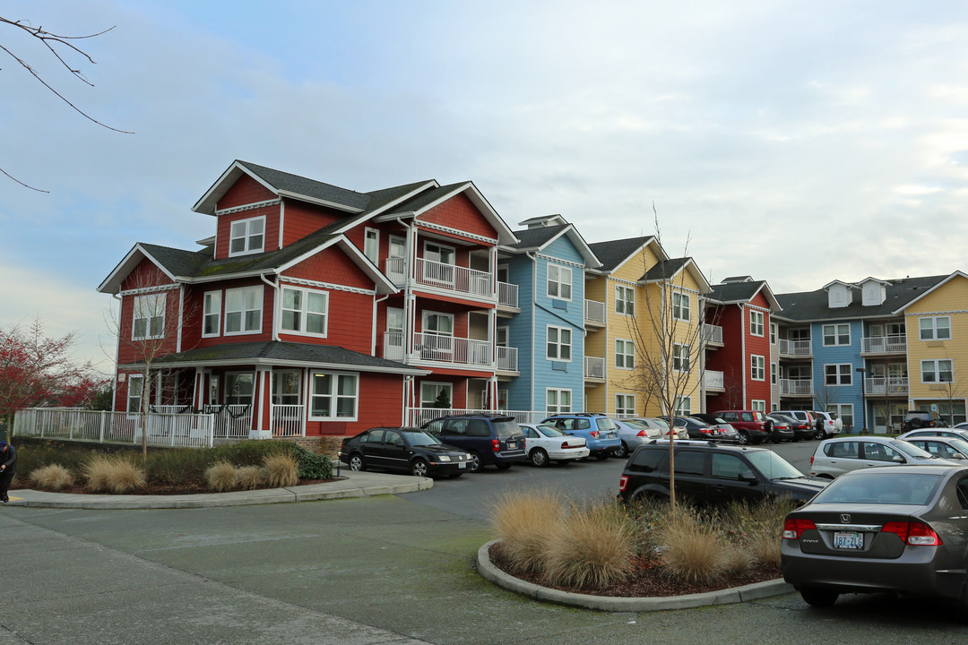 Holiday Bridge Park in Seattle, WA - Building Photo