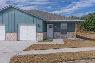 533 Parkhill Cir in Newcastle, OK - Building Photo