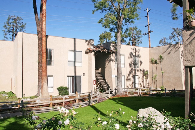 Parkside La Palma Apartments in Anaheim, CA - Foto de edificio - Building Photo