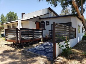 37711 E Benton Rd in Temecula, CA - Foto de edificio - Building Photo