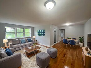 Meadowbrook Gardens in Cedar Grove, NJ - Foto de edificio - Building Photo