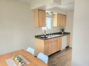 2189 Ridgemont Rd in Grosse Pointe Woods, MI - Foto de edificio - Building Photo