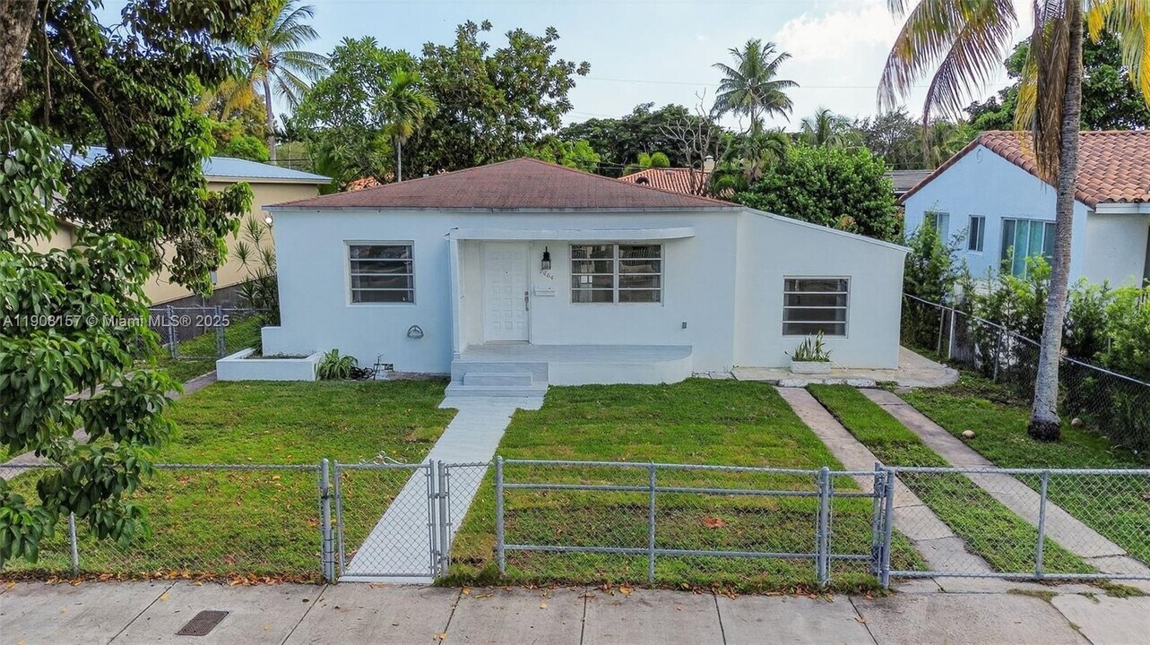 2464 SW 19th St in Miami, FL - Building Photo