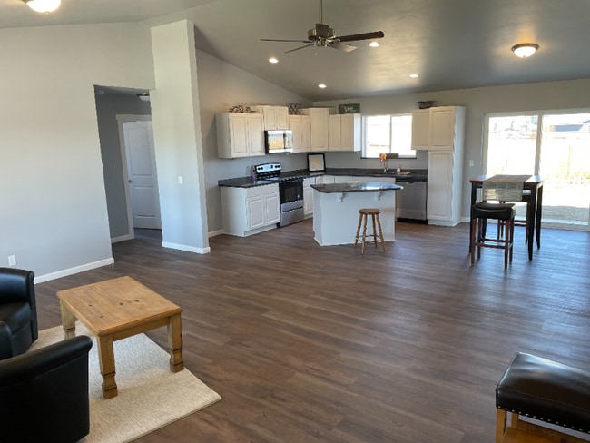 532 Scenic Loop in Culver, OR - Building Photo - Building Photo