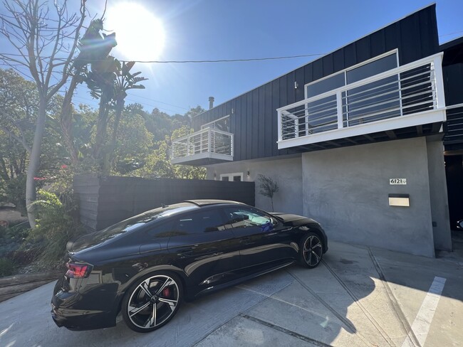6121 Glen Holly St in Los Angeles, CA - Foto de edificio - Building Photo