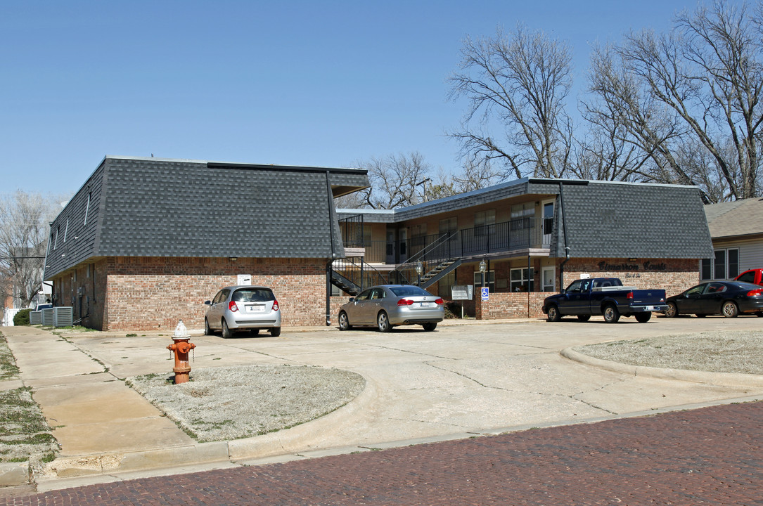 Cimarron Courts in Guthrie, OK - Building Photo