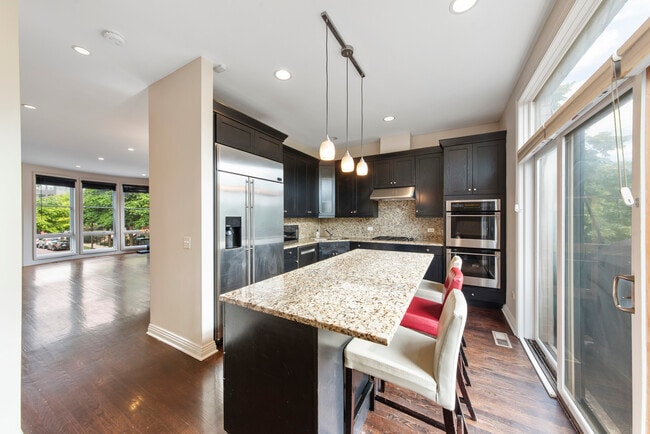 2632 N Hartland Ct in Chicago, IL - Building Photo - Building Photo