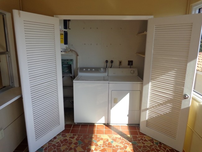 1911 NE 28th Ct in Lighthouse Point, FL - Foto de edificio - Building Photo