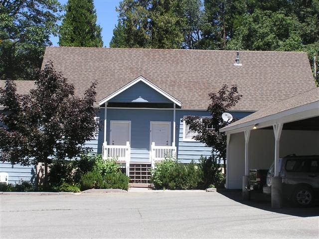 Sunday Square in Mount Shasta, CA - Foto de edificio