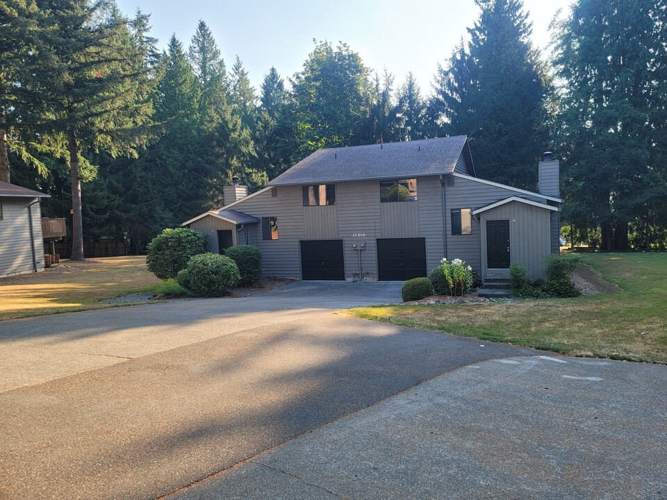 17215 Gravenstein Rd in Bothell, WA - Building Photo