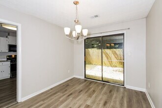 440 Creekside Ct in Roswell, GA - Building Photo - Building Photo