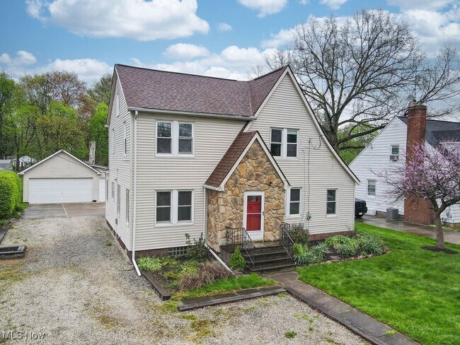 3221 Killian Rd in Uniontown, OH - Building Photo - Building Photo