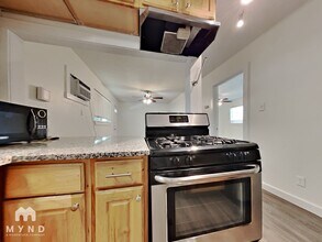 1604 Parker Ln, Unit B in Austin, TX - Foto de edificio - Building Photo