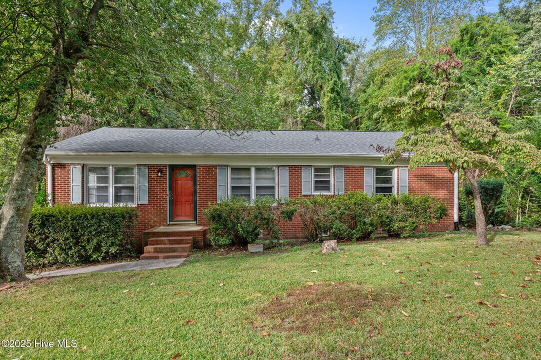 2405 Jefferson Dr in Greenville, NC - Building Photo