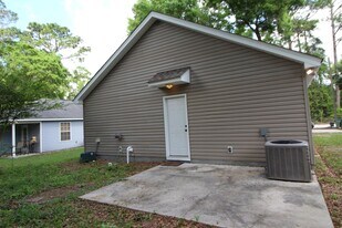 27 Mohawk Trail in Crawfordville, FL - Building Photo
