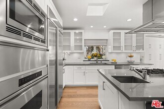 2400 S Beverly Dr in Los Angeles, CA - Building Photo - Building Photo