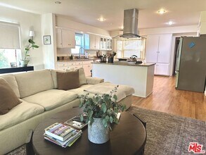 1107 S Bundy Dr in Los Angeles, CA - Building Photo - Building Photo