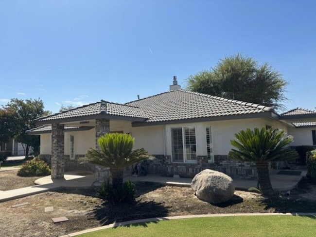 1555 Kuhio St in Bakersfield, CA - Building Photo - Building Photo