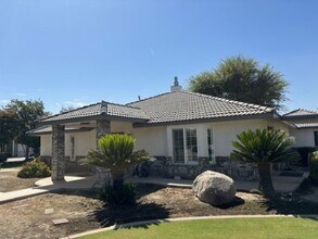 1555 Kuhio St in Bakersfield, CA - Building Photo - Building Photo