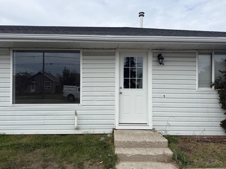 4812 47 Ave in Cold Lake, AB - Building Photo