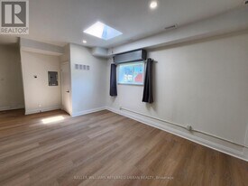 998 Bloor St W in Toronto, ON - Building Photo