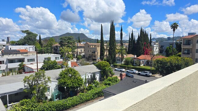 10833 Kling St, Unit Noho Condo in North Hollywood, CA - Foto de edificio - Building Photo