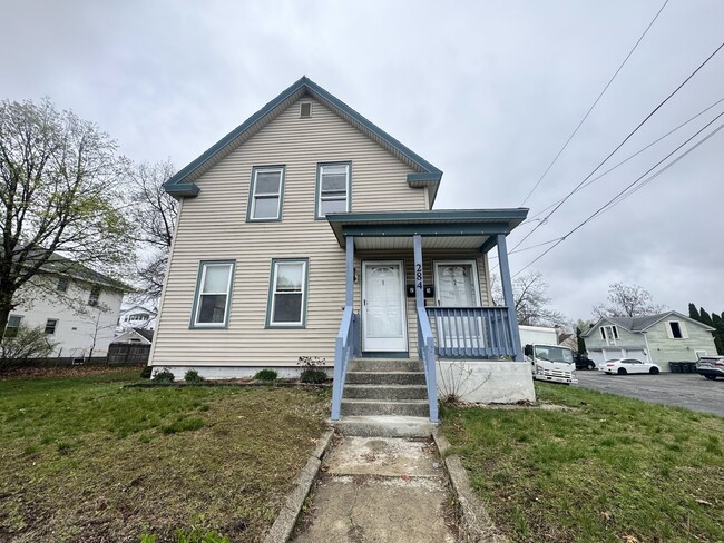 284 Mechanic St, Unit Apt2