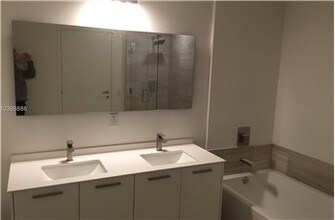 1300 Brickell Bay Dr-Unit -707 in Miami, FL - Building Photo - Building Photo