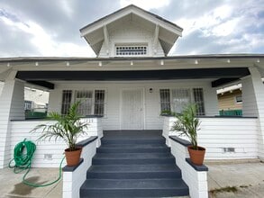 1234 W 37th Dr in Los Angeles, CA - Foto de edificio - Building Photo