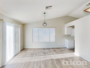 5044 N Vista Del Rancho Way in North Las Vegas, NV - Building Photo - Building Photo