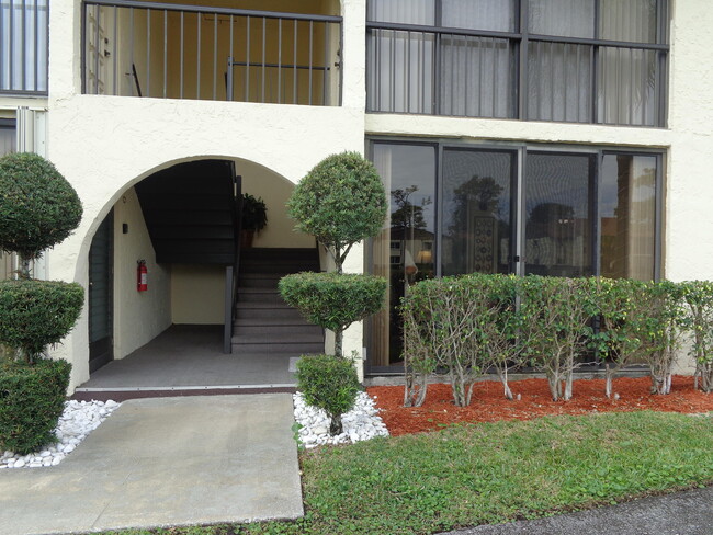 5931 Whispering Pine Way in Greenacres, FL - Foto de edificio - Building Photo