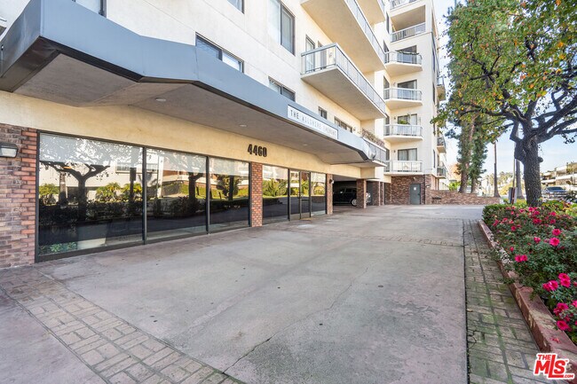 4460 Wilshire Blvd in Los Angeles, CA - Building Photo - Building Photo