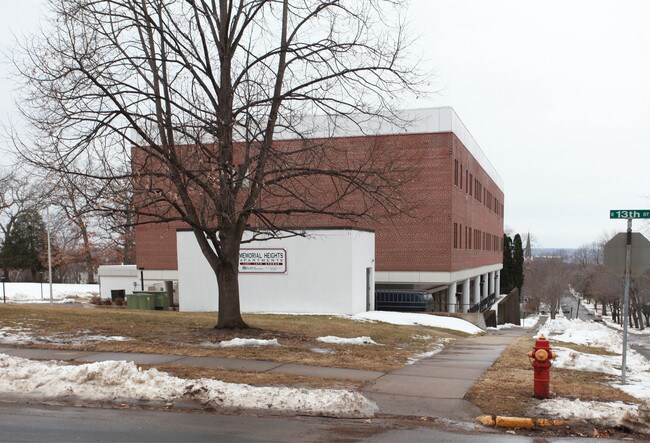 Memorial Heights Apartments in Menomonie, WI - Foto de edificio - Building Photo