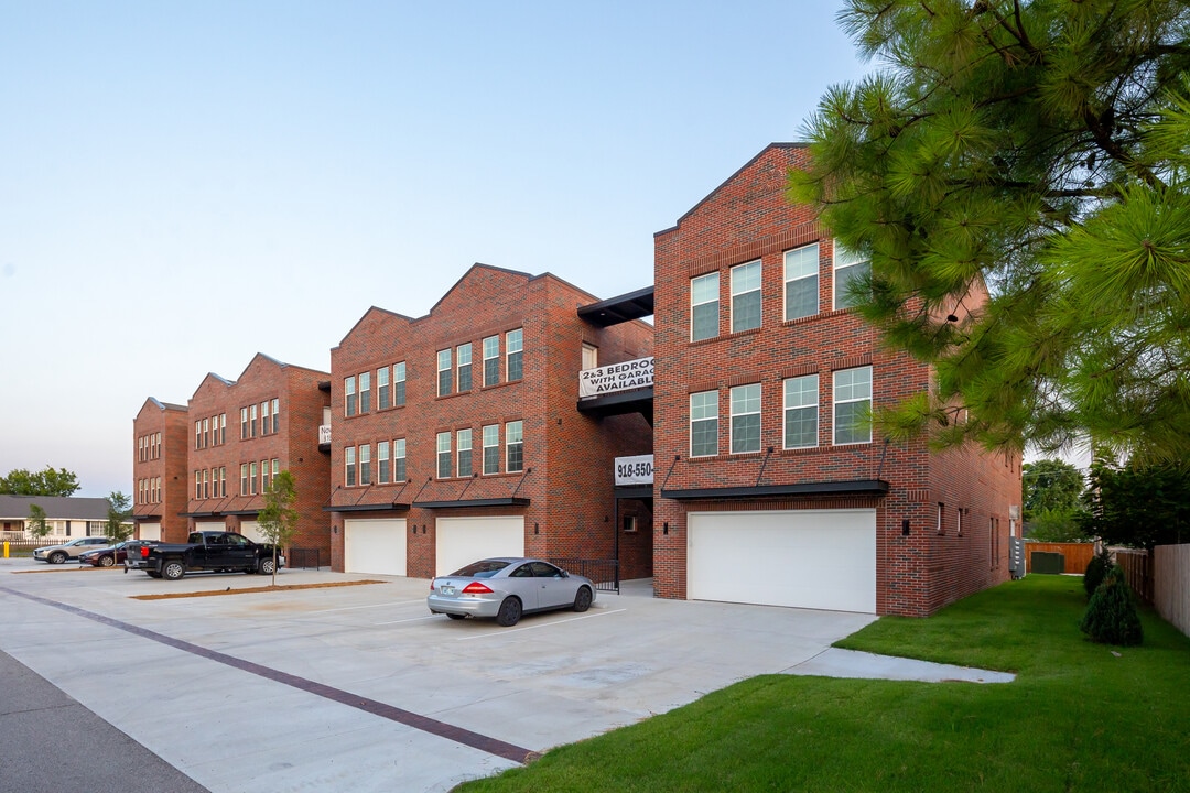 222 E Aquarium Pl in Jenks, OK - Foto de edificio