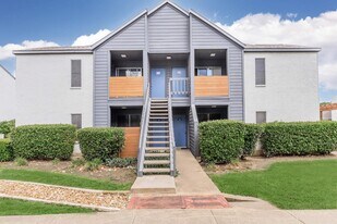 1735 Rutland Dr, Unit 130 in Austin, TX - Building Photo