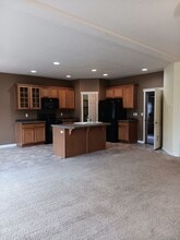 928 Morning Glory Dr in Independence, OR - Building Photo - Building Photo