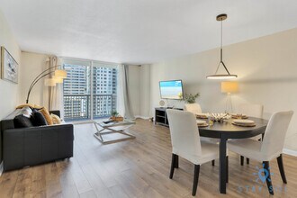 1200 Brickell Bay Dr in Miami, FL - Foto de edificio - Building Photo