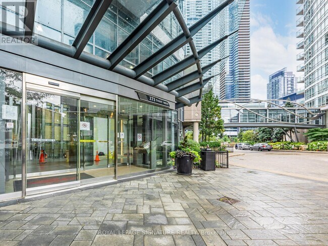 373 Front St W in Toronto, ON - Building Photo - Building Photo