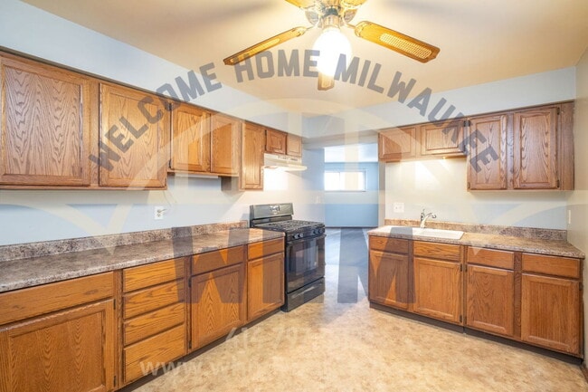 property at 2645 S Kinnickinnic Ave