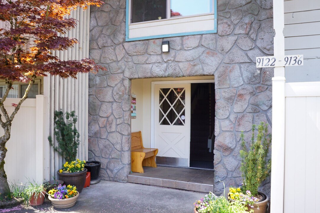 9128 SW Becker Dr-Unit -9128 in Portland, OR - Building Photo